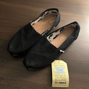 Brand New TOMS size 7